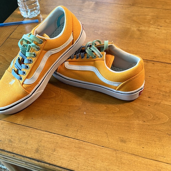 NWOT Vans unisex women’s 8.5 yellow shoes.  Small dot of bleach on r front shoe - Picture 5 of 6